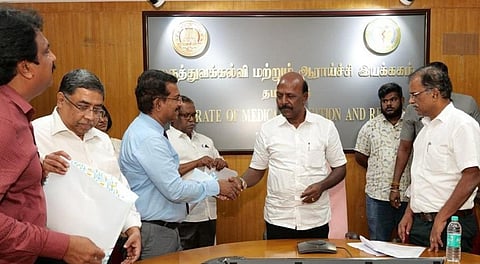 சென்னையில் தமிழ்நாடு அரசு மருத்துவர் சங்கத்தின் தலைவர் டாக்டர் செந்தில், அமைச்சர் மா.சுப்பிரமணியனை நேரில் சந்தித்துப் பேசினார்.