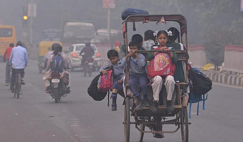 கடும் காற்று மாசு எதிரொலி: ஆன்லைன் வகுப்புக்கு மாறும் டெல்லி பள்ளிகள்