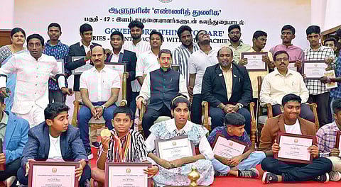 சென்னை ஆளுநர் மாளிகையில் நேற்று நடைபெற்ற நிகழ்ச்சியில், கடலில் 600 கிலோ மீட்டர் தூரம் நீந்தி சாதனை படைத்த சிறப்பு குழந்தைகளுக்கு ஆளுநர் ஆர்.என்.ரவி விருது வழங்கி கவுரவித்தார்.