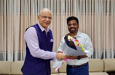 தேர்தல் வெற்றியை தொடர்ந்து அதிபர் திசாநாயக்கவுக்கு வாழ்த்து தெரிவித்த இந்திய தூதர் சந்தோஷ் ஜா. படம்: பிடிஐ