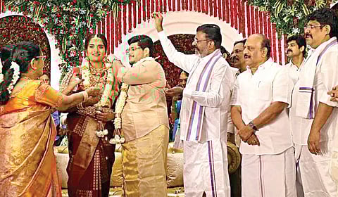 சென்னை, நீலாங்கரையில் விசிக துணை பொதுச்செயலாளர் எஸ்.எஸ்.பாலாஜி எம்எல்ஏ-வின் மகன் திருமண விழா, கட்சியின் தலைவர் திருமாவளவன் தலைமையிலும், அமைச்சர் தா.மோ.அன்பரசன் முன்னிலையிலும் நேற்று நடைபெற்றது. அமைச்சர்கள், நாடாளுமன்ற உறுப்பினர்கள், சட்டப்பேரவை உறுப்பினர்கள் பங்கேற்று மணமக்களுக்கு வாழ்த்து தெரிவித்தனர்.