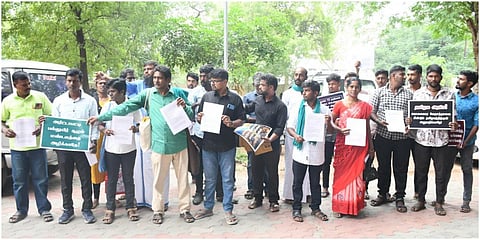 மேலூரில் டங்ஸ்டன் கனிம சுரங்கம் அமைக்க அனுமதிக்கக்கூடாது என மாவட்ட ஆட்சியரிடம் கிராம மக்கள் கோரிக்கை மனு அளித்தனர். | படம்: எஸ்.கிருஷ்ணமூர்த்தி.