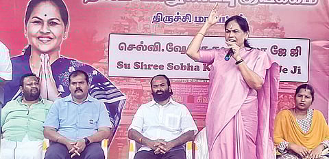 திருச்செந்துறையில் நேற்று நடைபெற்ற நிகழ்ச்சியில் பேசிய மத்திய இணை அமைச்சர் ஷோபா கரந்தலாஜே. படம்: ர.செல்வமுத்துகுமார்