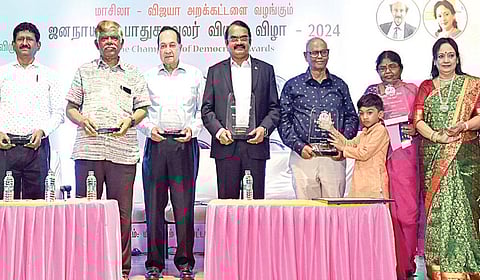 மாசிலா - விஜயா அறக்கட்டளை சார்பில், ஜனநாயகப் பாதுகாவலர் விருது வழங்கும் நிகழ்ச்சி எழும்பூர் அருங்காட்சியகத்தில் நேற்று நடைபெற்றது. இதில் விஞ்ஞானி மயில்சாமி அண்ணாதுரை சிறப்பு விருந்தினராக பங்கேற்று சென்னை உயர்நீதிமன்ற முன்னாள் நீதிபதி சந்துரு, ஓய்வு பெற்ற ஐஏஎஸ் அதிகாரி சகாயம், இந்து என்.ராம், எழுத்தாளர் இந்திரன், முன்னாள் சட்டமன்ற உறுப்பினர் கே.பாலபாரதி ஆகியோருக்கு விருதுகளை வழங்கினார். சென்னை அறிவியல் கழக தலைவர் ஜெ.குமார், மாசிலா - விஜயா அறக்கட்டளையின் நிறுவனர் டாக்டர். மாசிலாமணி, விஜயலட்சுமி மாசிலாமணி உள்ளிட்டோர் உடனிருந்தனர். | படம்:எஸ். சத்தியசீலன் |