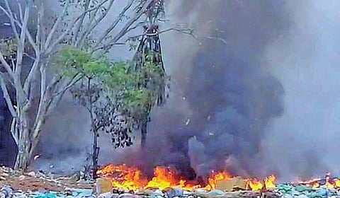 வனப்பகுதியை ஒட்டியுள்ள சோமையம்பாளையம் குப்பைக் கிடங்கில் அண்மையில் ஏற்பட்ட தீ விபத்தால் பரவிய புகை மண்டலம். (கோப்புப் படம்).