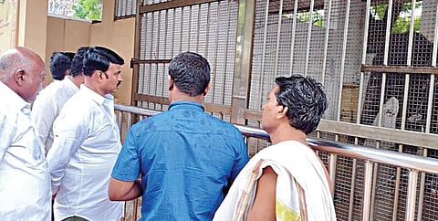 திருச்செந்தூர் கோயில் யானையை நேற்று பார்வையிட்ட அதிகாரிகள்.