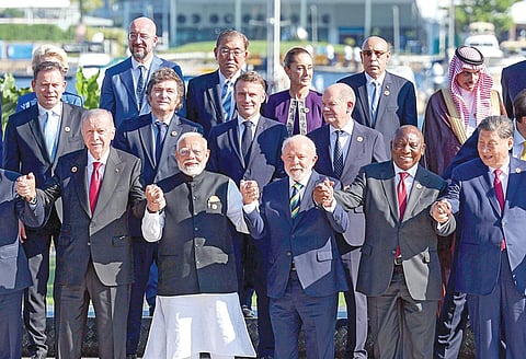 பிரேசிலின் ரியோ டி ஜெனிரோ நகரில் ஜி20 உச்சி மாநாடு நேற்று நிறைவு பெற்றது. இறுதி நாளில் பிரதமர் நரேந்திர மோடி உள்ளிட்ட தலைவர்கள் குழு புகைப்படம் எடுத்துக்கொண்டனர். படம்: பிடிஐ