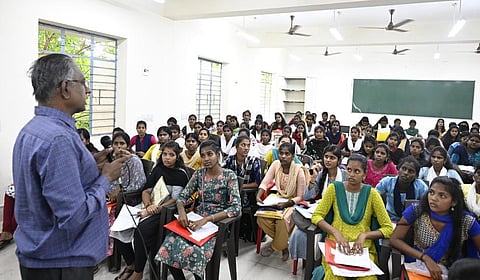 பேராசிரியர் பணியிட மாறுதல்: மாணவர் நலனிலும் கவனம் வேண்டும்