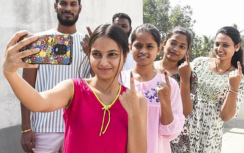 மகாராஷ்டிராவின் சோலாப்பூரில் வாக்களித்த இளம் வாக்காளர்கள்