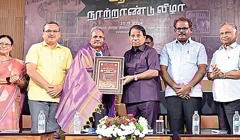 தமிழியக்கம், தமிழ்நாடு திறந்தநிலை பல்கலைக்கழக தமிழியல் மற்றும் பண்பாட்டுப்புலம் சார்பில் சிந்து சமவெளி
ஆய்வு நூற்றாண்டு விழா கருத்தரங்கம் நேற்று நடைபெற்றது. இதில், பல்கலைக்கழக துணைவேந்தர்
எஸ்.ஆறுமுகத்துக்கு, விஐடி பல்கலைக்கழக வேந்தர் ஜி.விசுவநாதன் பொன்னாடை அணிவித்து நினைவுப் பரிசு வழங்கினார். உடன், மத்திய தொல்லியல் துறை இயக்குநர் கே.அமர்நாத் ராமகிருஷ்ணா, கல்வெட்டு ஆய்வாளர் ஆ.பத்மாவதி, பேராசிரியர் சு.பாலசுப்பிரமணியன் மற்றும் தமிழியக்கம் அமைப்பின் நிர்வாகிகள், வரலாற்று ஆய்வாளர்கள் உள்ளனர். | படம்: எஸ்.சத்தியசீலன் |