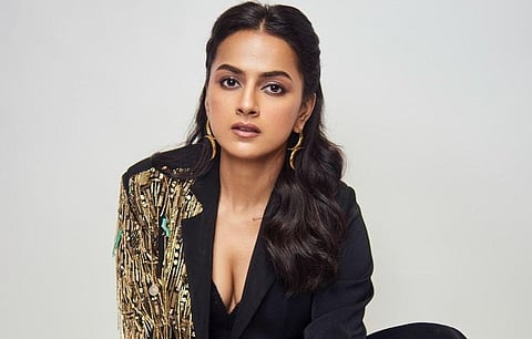 கருப்பு வெள்ளை பூக்கள் உண்டா... ஷ்ரத்தா ஸ்ரீநாத் சிறப்பு க்ளிக்ஸ்!