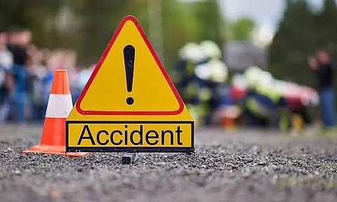 தெலங்கானாவில் விபத்தில் சிக்கி காயமடைந்தவரை காப்பாற்றாமல் வீடியோ எடுத்த பொதுமக்கள்