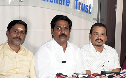 நாம் தமிழர் கட்சியின் கோவை வடக்கு மாவட்ட செயலாளர் ராமச்சந்திரன் மற்றும் நிர்வாகிகள். | படம்: ஜெ.மனோகரன்.