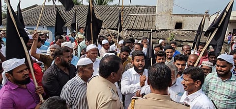 கோவை மேட்டுப்பாளையத்தில் தொழிற்சாலையை முற்றுகையிட்டு, போராட்டத்தில் ஈடுபட்ட பொதுமக்களிடம் பேச்சுவார்த்தை நடத்தும் காவல்துறையினர்.
