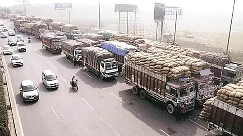 டெல்லிக்குள் லாரிகள் நுழைவதை தடுக்க மத்திய அரசுக்கு உச்ச நீதிமன்றம் உத்தரவு