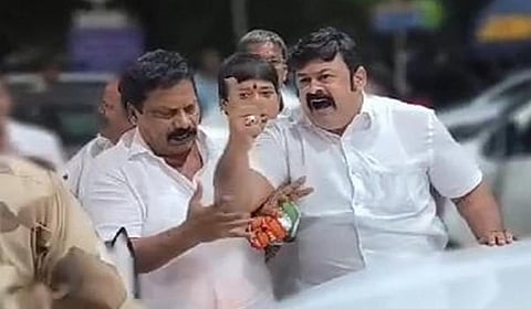 கோவை விமான நிலையத்தில் மோதல்: காங்கிரஸ் கட்சி தேசிய செயலாளர் மீது வழக்கு