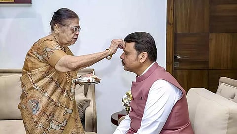 “ஆசி பெற வருகிறேன் அம்மா” - தாயிடம் மகாராஷ்டிர துணை முதல்வர் பட்னாவிஸ் உருக்கம்