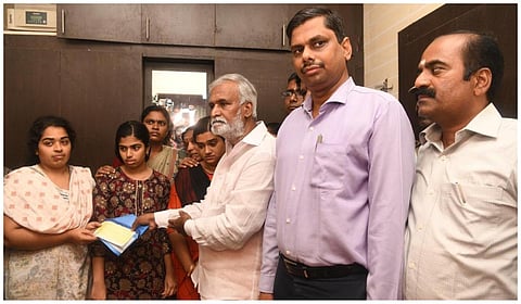 திருச்செந்தூர் கோயில் யானை மிதித்து உயிரிழந்தோர் குடும்பங்களுக்கு அமைச்சர் நிதியுதவி