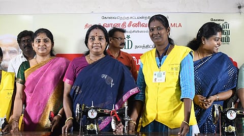 கோவை ராம் நகர் பகுதியில் உள்ள தனியார் அரங்கில் கோவை மக்கள் சேவை மையம் சார்பில் சுயம் திட்டத்தின்கீழ் 200 ஏழை, எளிய பெண்களுக்கு இலவச தையல் இயந்திரம் வழங்கும் நிகழ்ச்சி இன்று நடந்தது. இதில் பாஜக தேசிய மகளிர் அணி தலைவர் மற்றும் கோவை தெற்கு தொகுதி எம்எல்ஏ வானதி சீனிவாசன் தலைமை வகித்து பெண்களுக்கு தையல் இயந்திரங்களை வழங்கினார். படம்: ஜெ.மனோகரன்