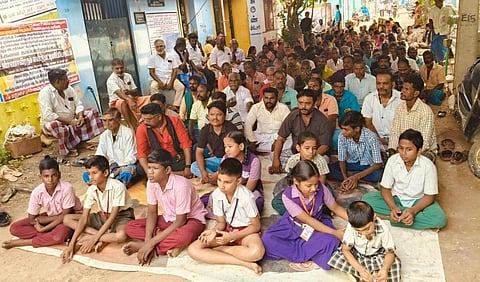 தெருக்களில் குடியேறும் போராட்டத்தை 15-வது நாளாக தொடர்ந்த மதுரை முல்லை நகர் மக்கள்!