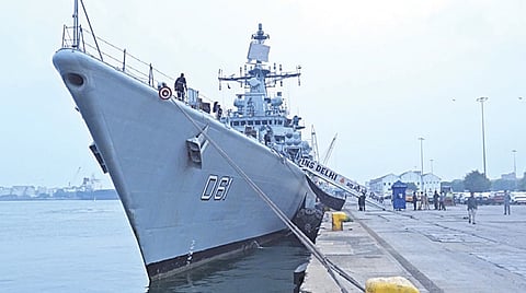 சென்னைக்கு வந்துள்ள ‘ஐஎன்எஸ் டெல்லி’ என்ற பிரம்மாண்ட கடற்படை போர்க் கப்பலுக்கு உற்சாக வரவேற்பு அளிக்கப்பட்டது.