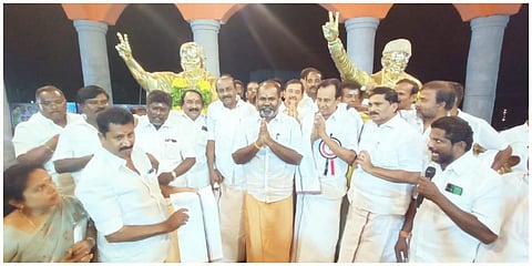 மதுரை திருமங்கலத்தில் நடந்த அதிமுக கள ஆய்வு கூட்டத்தில் முன்னாள் அமைச்சர்கள் செம்மலை, நத்தம் விஸ்வநாதன் ஆர்.பி.உதயகுமார் உள்ளிட்டோர் கலந்துகொண்டார்.