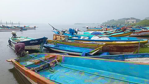 கடலூரில் பரவலாக மழை: சீற்றம் காரணமாக மீனவர்கள் கடலுக்குச் செல்லவில்லை