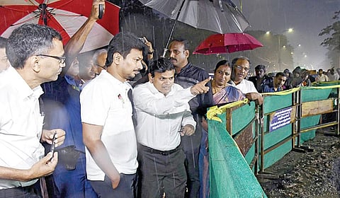 வடகிழக்குப் பருவமழையை முன்னிட்டு, சென்னை அண்ணாநகர் மண்டலத்துக்கு உட்பட்ட ஓட்டேரி நல்லா கால்வாயில் இருந்து அதிகப்படியான மழைநீர் வெளியேறும்பட்சத்தில் கூவம் ஆற்றுக்கு செல்லும் வகையில் உள்ள இணைப்புக் கால்வாயின் முகப்பு பகுதியை அகலப்படுத்தும் பணி நடைபெற்று வருகிறது. இதை துணை முதல்வர் உதயநிதி ஸ்டாலின் நேற்று பார்வையிட்டு ஆய்வு செய்தார். உடன் மாநகராட்சி ஆணையர் ஜெ.குமரகுருபரன் மற்றும் உயர் அதிகாரிகள்.