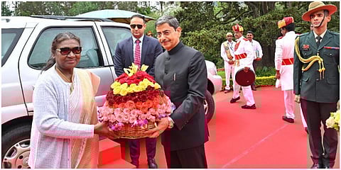 உதகை வந்தடைந்த குடியரசுத் தலைவர் திரவுபதி முர்முவை தமிழக ஆளுநர் ஆர்.என்.ரவி பூங்கொத்து கொடுத்து வரவேற்றார்.