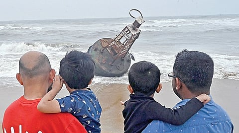 துறைமுகங்களுக்கு கப்பல் வருவதற்கு வழிகாட்டும் மிதவை, சென்னை மெரினா கடலில் கரை ஒதுங்கியது. இதை பொதுமக்கள் ஆச்சரியத்துடன் பார்த்தனர்.
| படம்: ம.பிரபு |