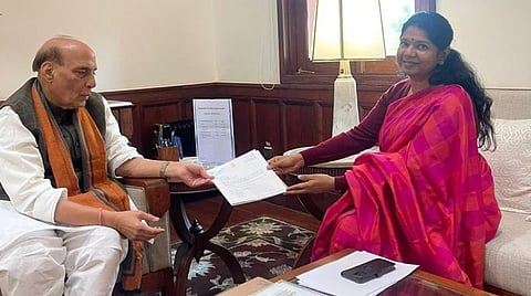 ராஜ்நாத் சிங்குடன் கனிமொழி சந்திப்பு: தமிழக மீனவர்களை மீட்க கோரிக்கை