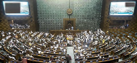 எதிர்க்கட்சிகளின் அமளியால் நாடாளுமன்றத்தின் இரு அவைகளும் நாள் முழுவதும் ஒத்திவைப்பு