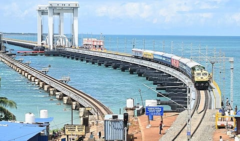 பாம்பன் பாலத்தின் தரத்தை உறுதி செய்த பின்பே திறக்க வேண்டும்: ரயில்வே அமைச்சருக்கு நவாஸ்கனி எம்.பி கடிதம்