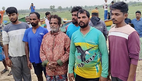 கடலூர் அருகே கடலில் சிக்கிய 6 மீனவர்கள் ஹெலிகாப்டர் மூலம் மீட்பு