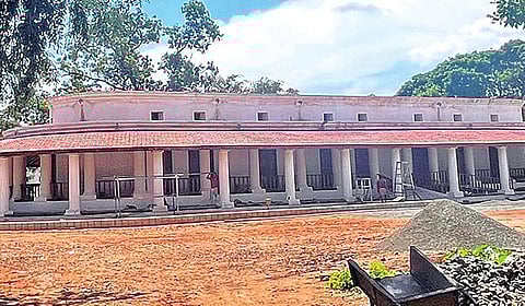 கோவையில் சீரமைப்புப் பணிகளுக்குப் பிறகு புதுப்பொலிவு பெற்ற பாரம்பரிய குதிரை வண்டி நீதிமன்ற கட்டிடம். | படங்கள்: ஜெ.மனோகரன் |