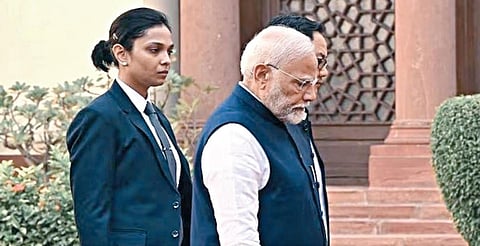 பிரதமருக்கு பெண் கமாண்டோ பாதுகாப்பா? - சமூக வலைதளத்தில் வைரலாகும் புகைப்படம்