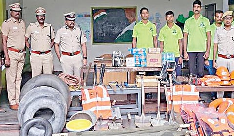 மழை பாதிப்பு மீட்பு பணியில் ஈடுபடுவதற்காக சென்னையில் உள்ள 12 காவல் மாவட்டத்திலும் காவல்துறை சார்பில் பிரத்யேக கட்டுப்பாட்டு அறைகள் அமைக்கப்பட்டுள்ளன. மழை பாதிப்பு மீட்பு உபகரணங்களை கூடுதல் காவல் ஆணையர் நரேந்திரன் நாயர் (வடக்கு) போலீஸ் அதிகாரிகளுடன் சென்று நேற்று ஆய்வு மேற்கொண்டனர்.