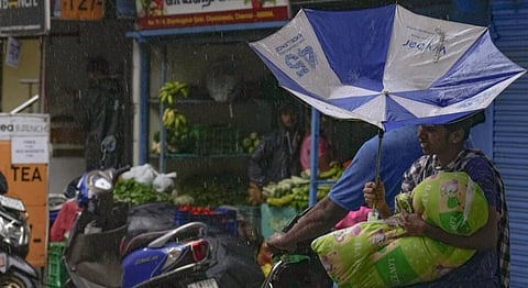 சென்னை மக்களுக்கு உதவிட திமுக, அதிமுக, பாஜக ‘அவசர உதவி எண்கள்’ அறிவிப்பு | ஃபெஞ்சல் புயல்