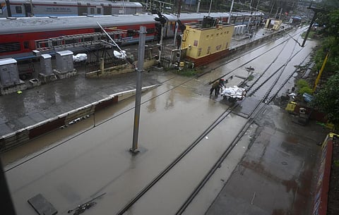 சென்னையில் மின்சார ரயில் சேவை பாதிப்பு; கைகொடுத்த மெட்ரோ, மாநகரப் பேருந்துகள் | ஃபெஞ்சல் புயல் தாக்கம்