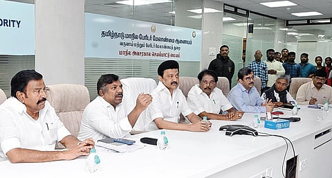 மாநில அவசரகால செயல்பாட்டு மையத்தில் புயல் முன்னெச்சரிக்கை நடவடிக்கைகள் குறித்து காணொலிக் காட்சி வாயிலாக மாவட்ட ஆட்சியர்களுடன் முதல்வர் மு.க.ஸ்டாலின் ஆய்வு மேற்கொண்டார். உடன் அமைச்சர்கள் கே.என்.நேரு, சாத்தூர் ராமச்சந்திரன், தலைமைச் செயலர் நா.முருகானந்தம், வருவாய் நிர்வாக ஆணையர் ராஜேஷ் லக்கானி, வருவாய் மற்றும் பேரிடர் மேலாண்மைத் துறை செயலர் பெ.அமுதா உள்ளிட்டோர்.