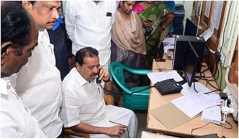 ஃபெஞ்சல் புயல் பாதிப்பு: விழுப்புரம் கட்டுப்பாட்டு அறையில் அமைச்சர் பொன்முடி ஆய்வு