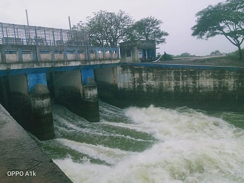 வீராணம் ஏரியின் வடிகால் மதகான விஎன்எஸ்எஸ் மதகு வழியாக தண்ணீர் வெளியேற்றப்படுகிறது.