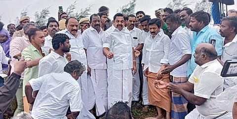 விழுப்புரம் மாவட்டம் மயிலம் ஒன்றியத்துக்கு உட்பட்ட பாதிராபுலியூரில் மழை வெள்ளத்தால் பாதிக்கப்பட்ட பயிர்களைப் பார்வையிட்ட, அதிமுக பொதுச் செயலாளர் பழனிசாமி.