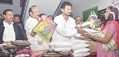 கடலூர் கந்தசாமி நாயுடு மகளிர் கல்லூரியில் அமைக்கப்பட்டுள்ள நிவாரண முகாமில் தங்க வைக்கப்பட்டுள்ளவர்களுக்கு நிவாரணப் பொருட்கள் வழங்கிய துணை முதல்வர் உதயநிதி ஸ்டாலின். உடன், அமைச்சர்கள் பொன்முடி, எம்ஆர்கே.பன்னீர்செல்வம், சி.வெ.கணேசன், எஸ்.எஸ்.சிவசங்கர் உள்ளிட்டோர்.