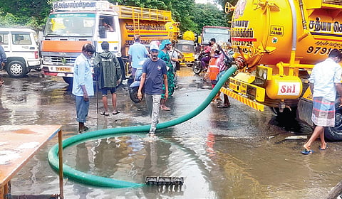 பட்டாளம் பகுதியில் தேங்கிய மழைநீரை கழிவுநீர் உறிஞ்சும் லாரிகளை கொண்டு மாநகராட்சி ஒரே நாளில் வடிய செய்தது. | படம்:ச.கார்த்திகேயன் |
