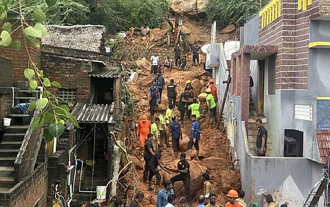 திருவண்ணாமலை மகா தீப மலையில் மண் சரிவு ஏற்பட்ட பகுதியில் புதைந்த 7 பேரை மீட்கும் பணியில் தேசிய பேரிடர் மீட்பு படையினர் ஈடுபட்டுள்ளனர்.