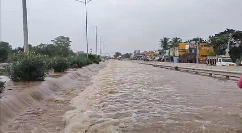 சென்னை - திருச்சி தேசிய நெடுஞ்சாலை மார்க்கத்தில் விழுப்புரம் மாவட்டம் அரசூரில் தேசிய நெடுஞ்சாலையை கடந்து செல்லும் தென்பெண்ணையாற்று வெள்ள நீர்.