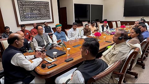 அரசியல் சட்டம் தொடர்பான விவாதம்: எதிர்க்கட்சிகள் கோரிக்கையை ஏற்றார் சபாநாயகர்