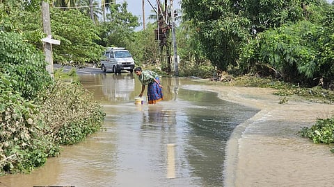 புதுச்சேரியில் 2-வது நாளாக கிராமங்களில் புகுந்து வரும் வெள்ளநீர்: பல சாலைகளில் போக்குவரத்துக்கு தடை