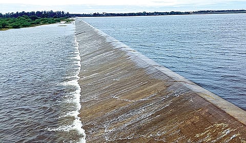 வாயலூரில் தடுப்புச்சுவர் நிரம்பி உபரிநீர் வெளியேறுகிறது.